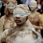 Artistas caminham pela Av Paulista com roupas sociais sujas com argila Artistas caminham pela Av Paulista com roupas sociais sujas com argila