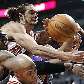 Joakim Noah, do Chicago Bulls, luta pela bola na confusão contra Amare Stoudemire, do Phoenix Suns Joakim Noah, do Chicago Bulls, luta pela bola na confusão contra Amare Stoudemire, do Phoenix Suns
