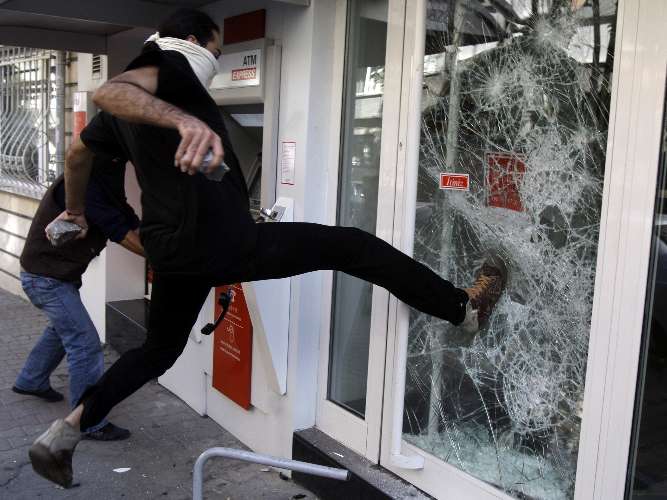 Segundo dia de protestos contra assembleia do FMI em Istambul