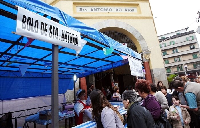Fiéis celebram Dia de Santo Antônio com bolo e pãozinho