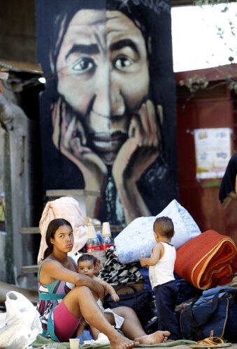 Incêndio em favela no centro de SP deixa 1 morto e 200 famílias na rua 