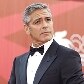 George Clooney posa para fotos no tapete vermelho