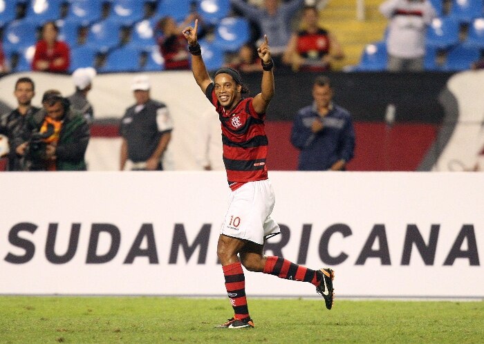 Ronaldinho comemora o gol da vitória do Flamengo sobre o Atlético-PR pela Sul-Americana