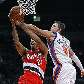 Danilo Gallinari, do NY Knicks, ataca contra o defensor Andre Miller, do Portland Trail Blazers Danilo Gallinari, do NY Knicks, ataca contra o defensor Andre Miller, do Portland Trail Blazers