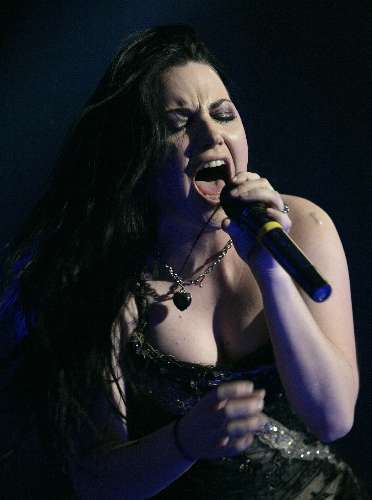 A cantora Amy Lee do Evanescence se apresenta com a banda durante o