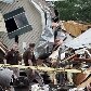 Xerife da cidade de Bloomington examina os estragos causados pelo tornado
