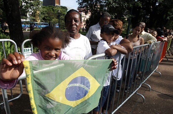 Centenas de pessoas já formam fila para o velório de José Alencar no Palácio da Liberdade, em BH