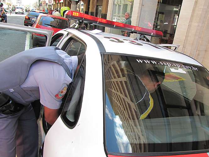Polícia Militar prende homem após roubo no centro de Ribeirão Preto. 07/05/2010
