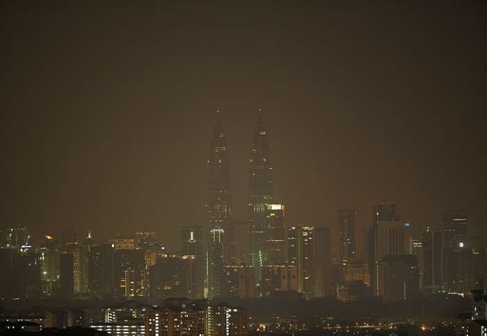 Hora do Planeta: luzes das torres gêmeas Petronas são desligadas em Kuala Lampur, na Malásia
