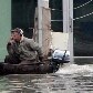 Homem navega de barco pelas ruas de Shkodra, na Albânia; chuvas constantes pioram situação do país Homem navega de barco pelas ruas de Shkodra, na Albânia; chuvas constantes pioram situação do país