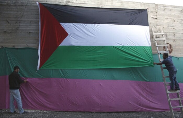 Bandeira palestina é pendurada para a volta de prisioneiros à Cisjordânia