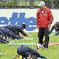 O técnico Marcello Lippi observa os jogadores da Itália em treinamento prévio para a Copa 2010 O técnico Marcello Lippi observa os jogadores da Itália em treinamento prévio para a Copa 2010