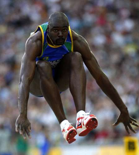 Jadel Gregório salta 17,06 metros para garantir vaga na final do salto triplo