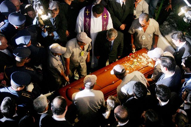 Corpo do senador Antonio Carlos Magalhaes é sepultado no Cemitério do Campo Santo em Salvador (BA)
