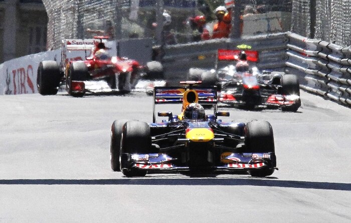 Vettel superou erro da Red Bull durante pit stop, permaneceu por 56 voltas com os mesmos pneus