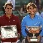 Federer com troféu de vice e Nadal com a taça de campeão Federer com troféu de vice e Nadal com a taça de campeão