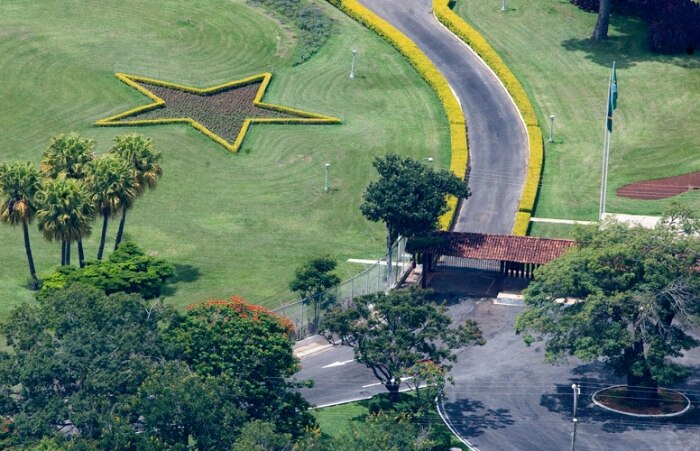 Estrela do PT permanece no jardim de Dilma; símbolo do partido já havia sido alvo de polêmica