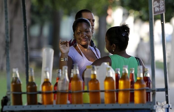 Para enxugar a máquina estatal e dar chances à iniciativa privada, 500 mil postos foram cortados