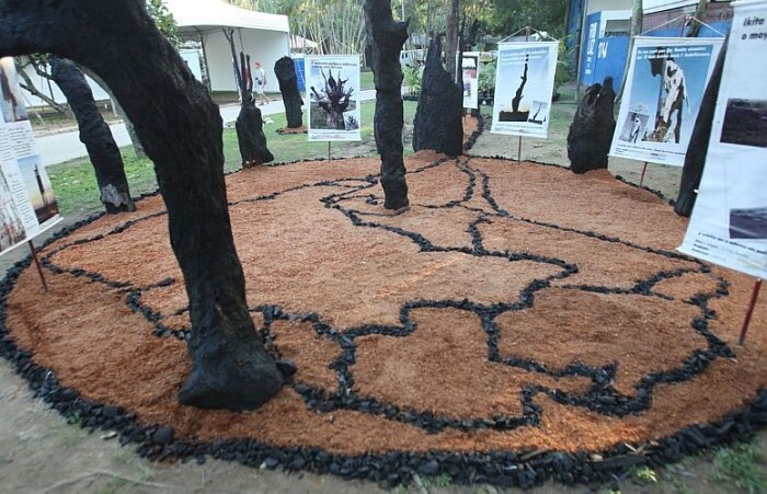 Exposição mostra árvores queimadas na Cúpula dos Povos