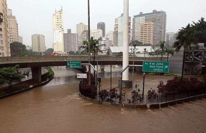 Galeria rompe asfalto e faz região da Avenida 9 de Julho, em São Paulo, parecer rio