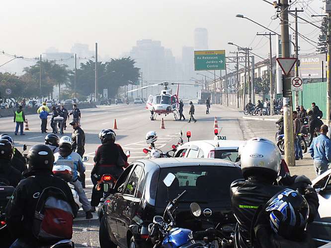 Helicóptero Águia pousa na marginal Pinheiros para socorrer motociclista, em São Paulo. 20/08/2010