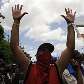 Homem participa de protesto pró-Zelaya na capital de Honduras Homem participa de protesto pró-Zelaya na capital de Honduras