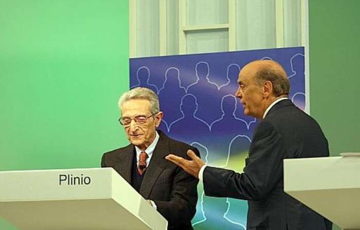 José Serra e Plinio de Arruda Sampaio conversam durante o intervalo
