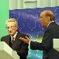José Serra e Plinio de Arruda Sampaio conversam durante o intervalo