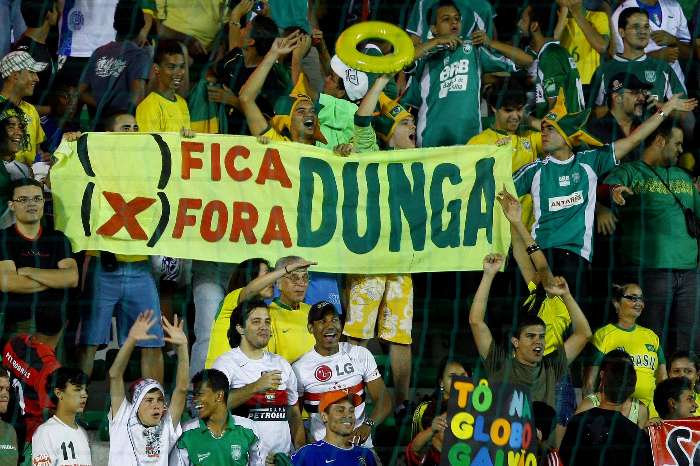 Torcida brasileira pede a saída do técnico Dunga