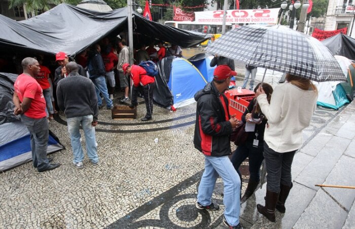 Anistia administrativa e criminal para homens presos em protestos também é requisitado a Cabral