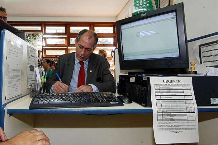 Ciro Gomes assina documento de transferência de título de eleitor 