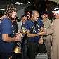 Puyol, com a taça de campeão mundial de clubes, vê o técnico Guardiola cumprimentar o xeque Banwan Puyol, com a taça de campeão mundial de clubes, vê o técnico Guardiola cumprimentar o xeque Banwan