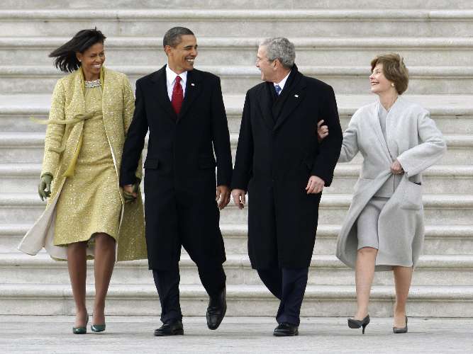 Obama e Bush descem as escadas da Casa Branca com suas esposas 