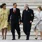 Obama e Bush descem as escadas da Casa Branca com suas esposas 