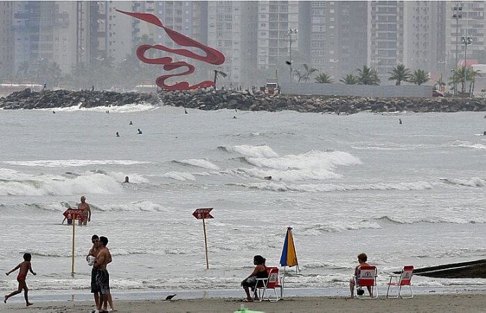 Três em cada dez praias do litoral paulista estão impróprias neste réveillon