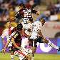 Welinton, do Flamengo, e Elias, do Corinthians, em disputa de bola no 1 a 1 pelo Brasileirão, no Rio