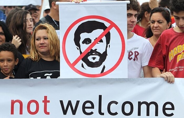 Ativistas protestaram contra a vida do presidente do Irã, Mahmoud Ahmadinejad, à Rio+20