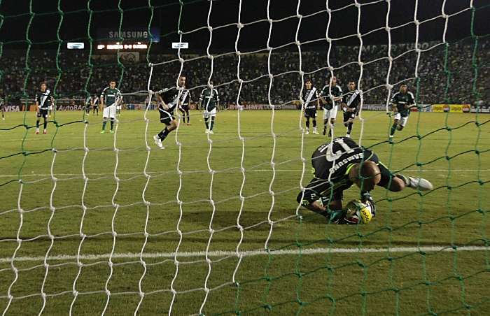 O goleiro Marcos defende o pênalti cobrado por Finazzi, no Palmeiras 0 x 2 Ponte Preta