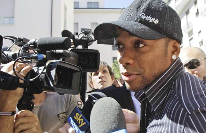Milan anuncia contratação de Robinho; time pagou cerca de 15 milhões de euros pelo atacante