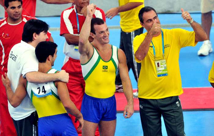 Diego Hypólito comemora com companheiros de seleção a conquista do ouro nos Jogos Sul-Americanos