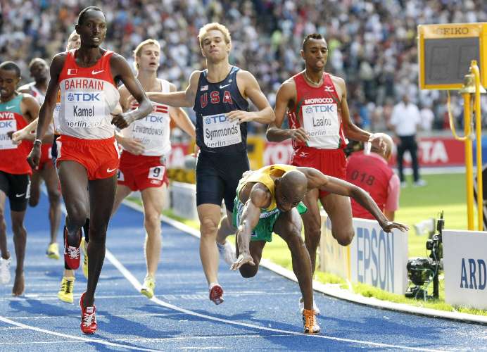 Mbulaeni Mulaudzi, da África do Sul, cai durante a final dos 800 m do Mundial 