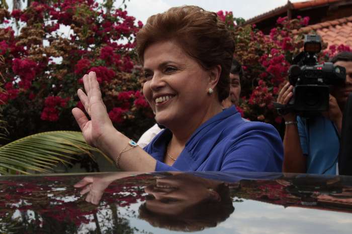 Dilma acena para jornalistas após coletiva de imprensa em Brasília - 14.10.2010