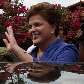 Dilma acena para jornalistas após coletiva de imprensa em Brasília - 14.10.2010
