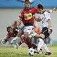 Willian, do Corinthians, prepara o chute para fazer o gol do Corinthians 1 a 0 no Atlético-GO