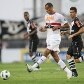 O meia Rivaldo toca a bola, observado pelo volante Nilton, no  0 a 0 entre Vasco e São Paulo