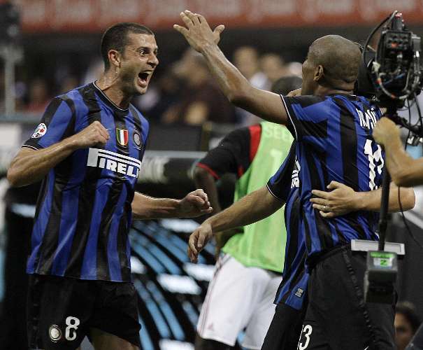 Thiago Motta (8) e Maicon comemoram gol da Inter sobre o Milan