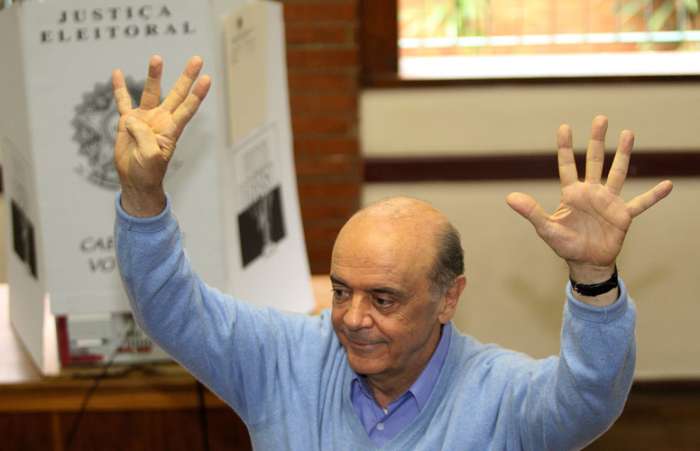 Candidato do PSDB à presidência da República, José Serra, votou no Colégio Santa Cruz, em SP