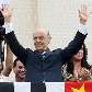 Ex Governador e candidato à Presidência, José Serra, acena para a multidão no Palácio Bandeirantes