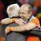 Abraço de Robben no técnico holandês Marwijk, depois do jogador marcar o terceiro gol da seleção