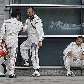 Kamui Kobayashi consola colega de Sauber após abandono por acidente no GP da China de Fórmula 1